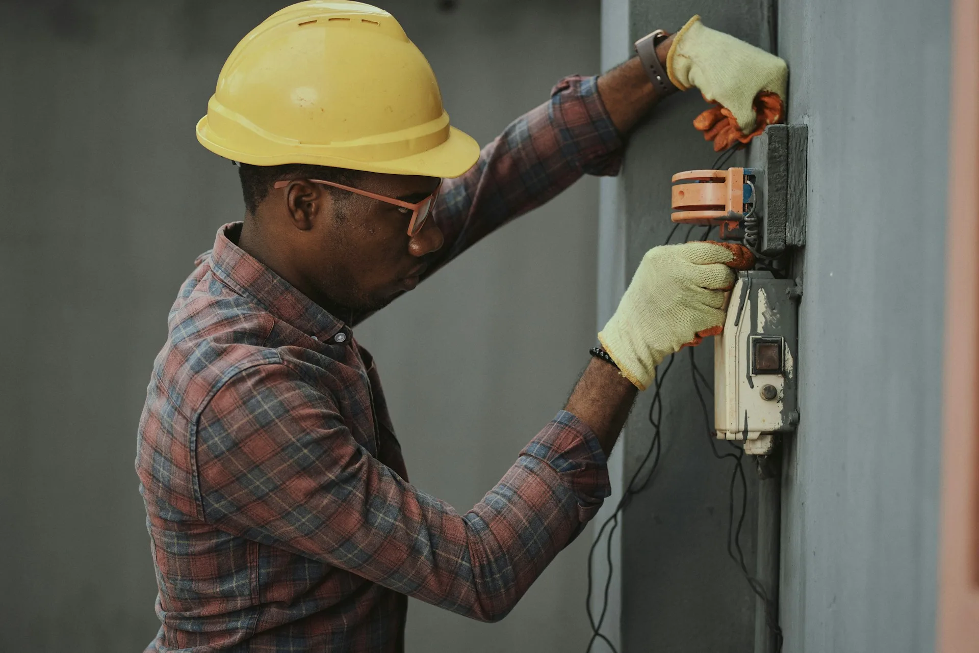 Électricien au travail — Le Guehennec David